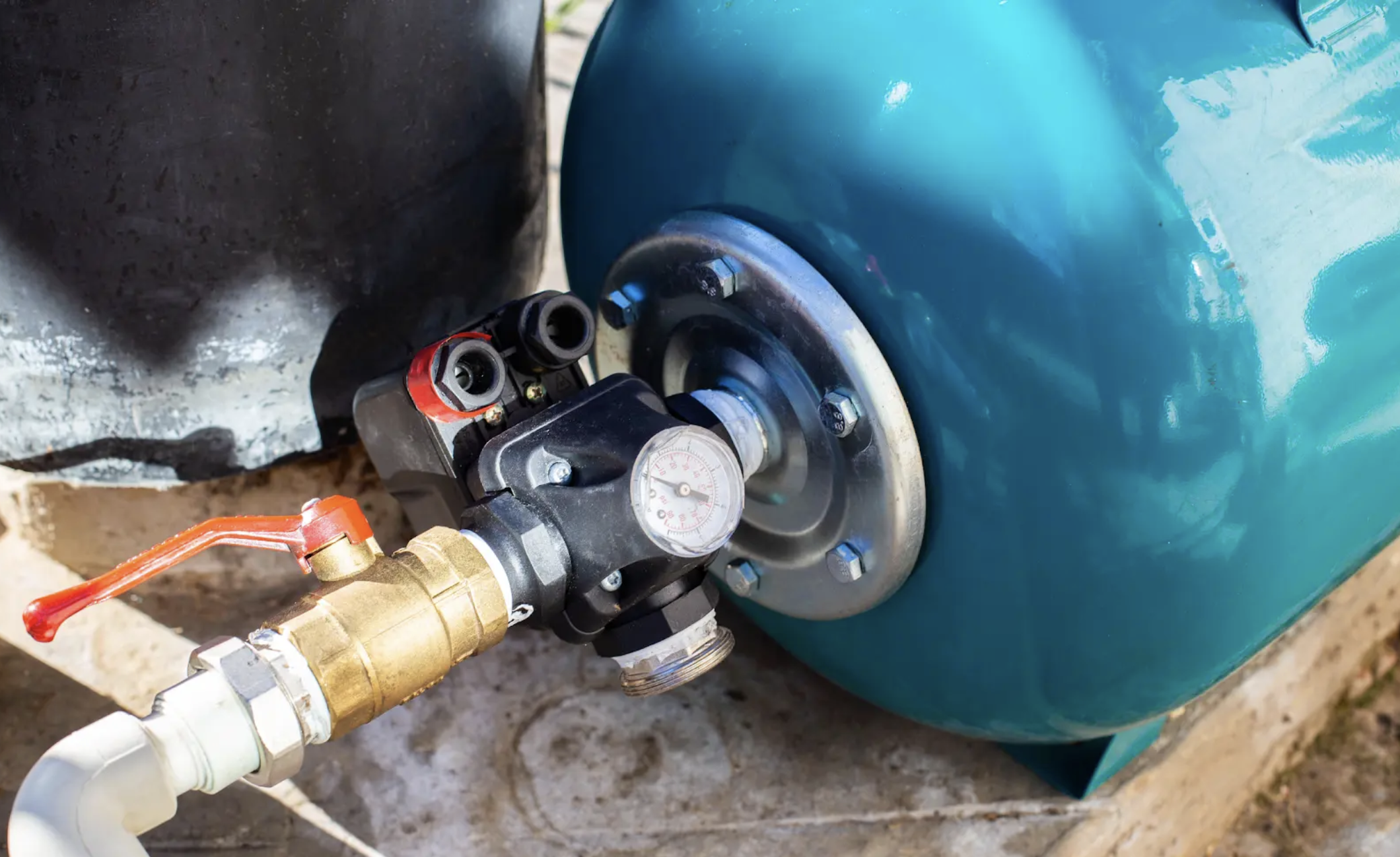 A water supply system with a hydraulic tank and a well filter.